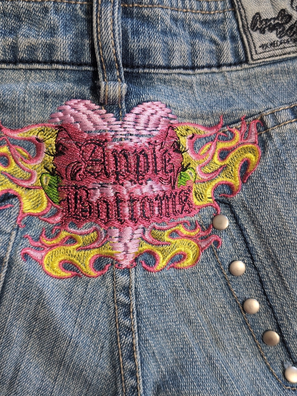 Apple Bottoms Blue Denim Capri Crop Jeans with Embroidered Patch